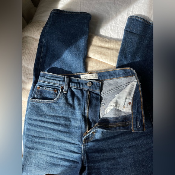 ABERCROMBIE ULTRA HIGH RISE 90’s STRAIGHT JEANS - Picture 4 of 5